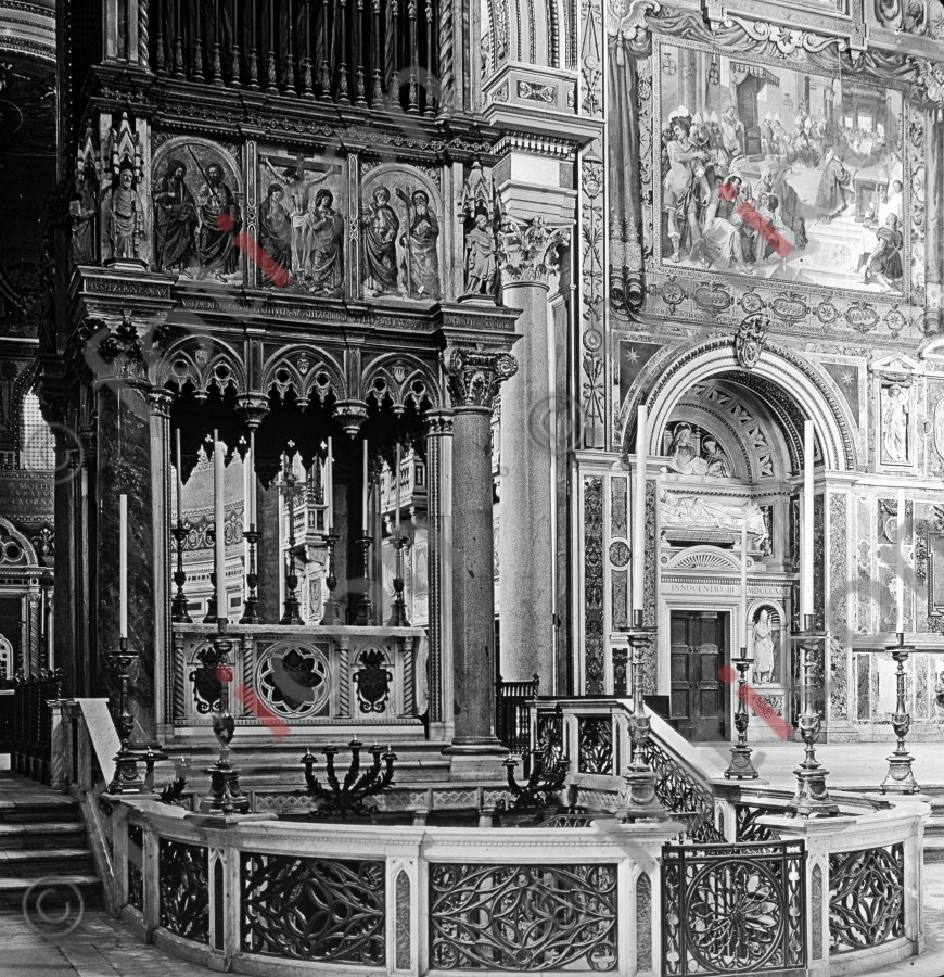 Papstaltar im Lateran | Papal altar in the Lateran (foticon-simon-037-045-sw.jpg)